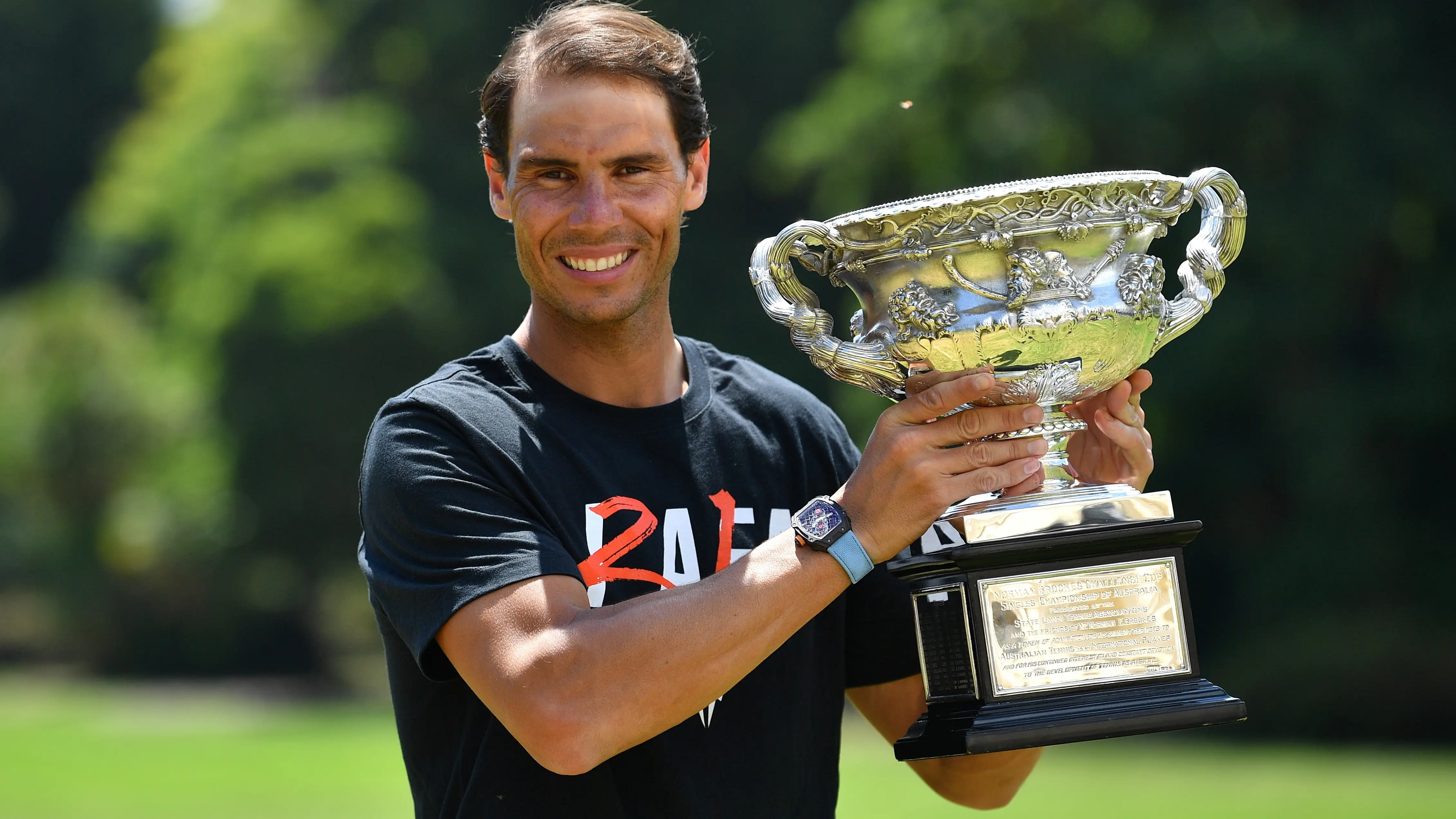 Rafa Nadal posa con el trofeo del Open de Australia 2022 Rafa Nadal posa con el trofeo del Open de Australia 2022