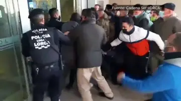 Una manifestación de ganaderos acaba con un asalto al Pleno de Lorca (Murcia)