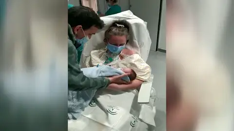 Una madre conoce a su hijo tras un mes en la UCI Una madre conoce a su hijo tras un mes en la UCI