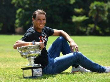 Rafa Nadal posa con la Copa Norman Brookes Challenge en Melbourne