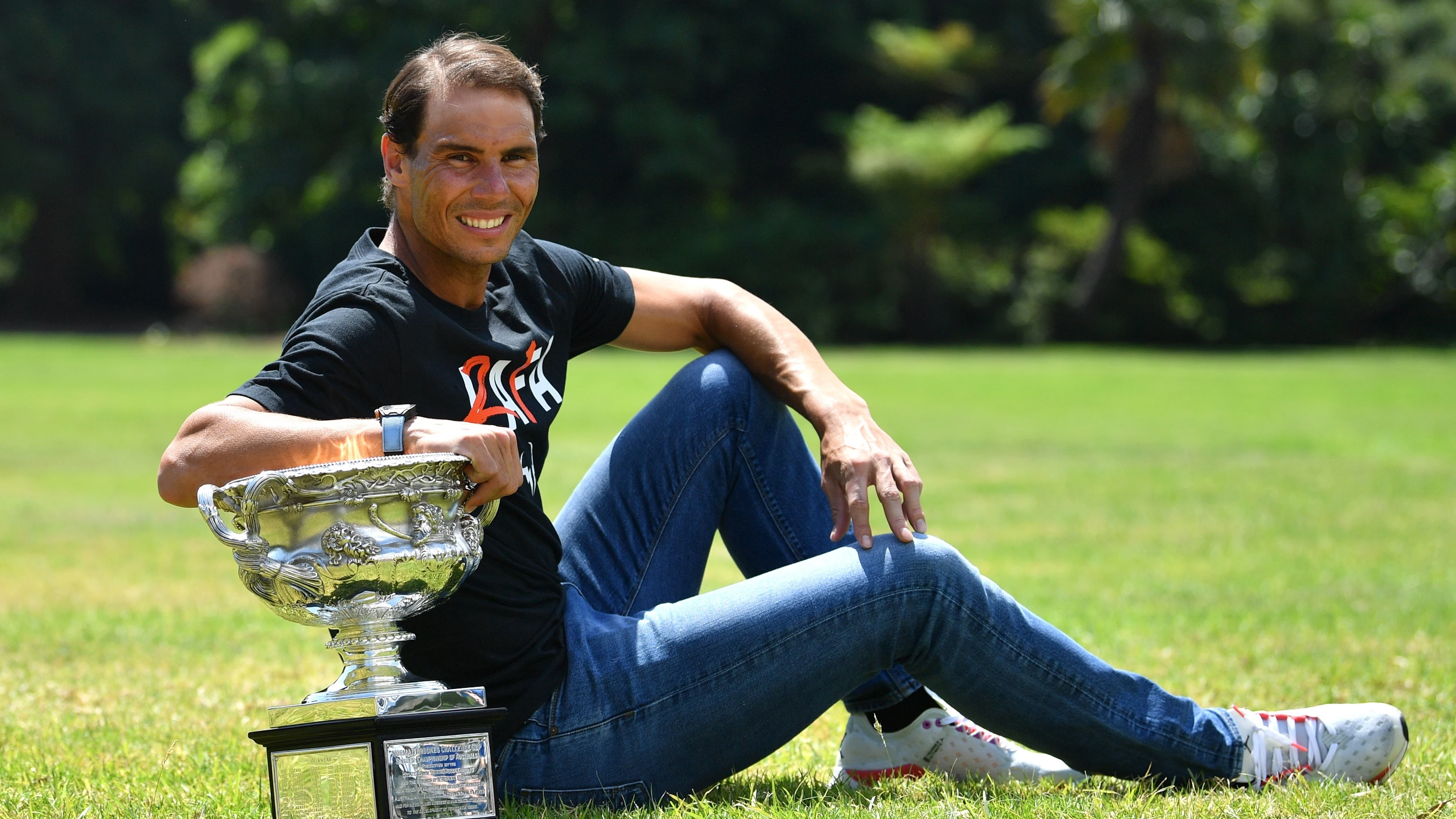 Rafa Nadal posa con la Copa Norman Brookes Challenge en Melbourne Rafa Nadal posa con la Copa Norman Brookes Challenge en Melbourne