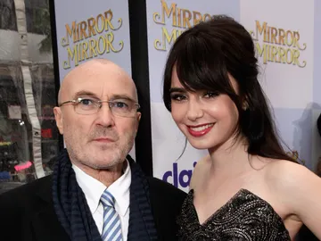 Lily Collins con su padre, el artista Phil Collins Lily Collins con su padre, el artista Phil Collins