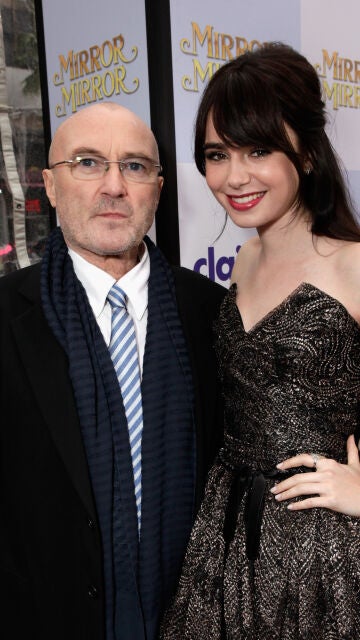 Lily Collins con su padre, el artista Phil Collins