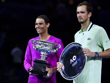  Rafael Nadal, junto al ruso Daniil Medvedev, tras la final del Open de Australia