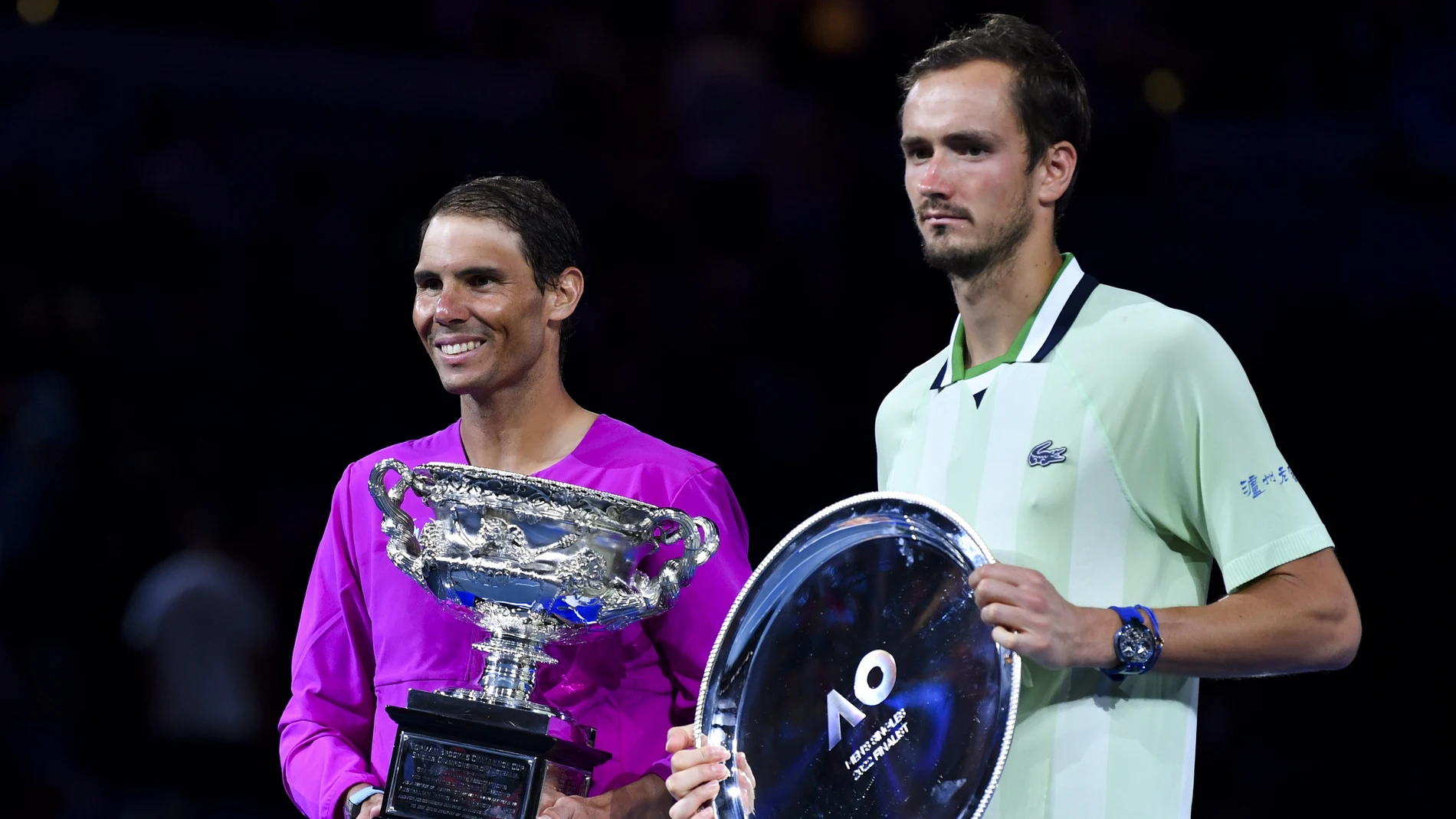  Rafael Nadal, junto al ruso Daniil Medvedev, tras la final del Open de Australia