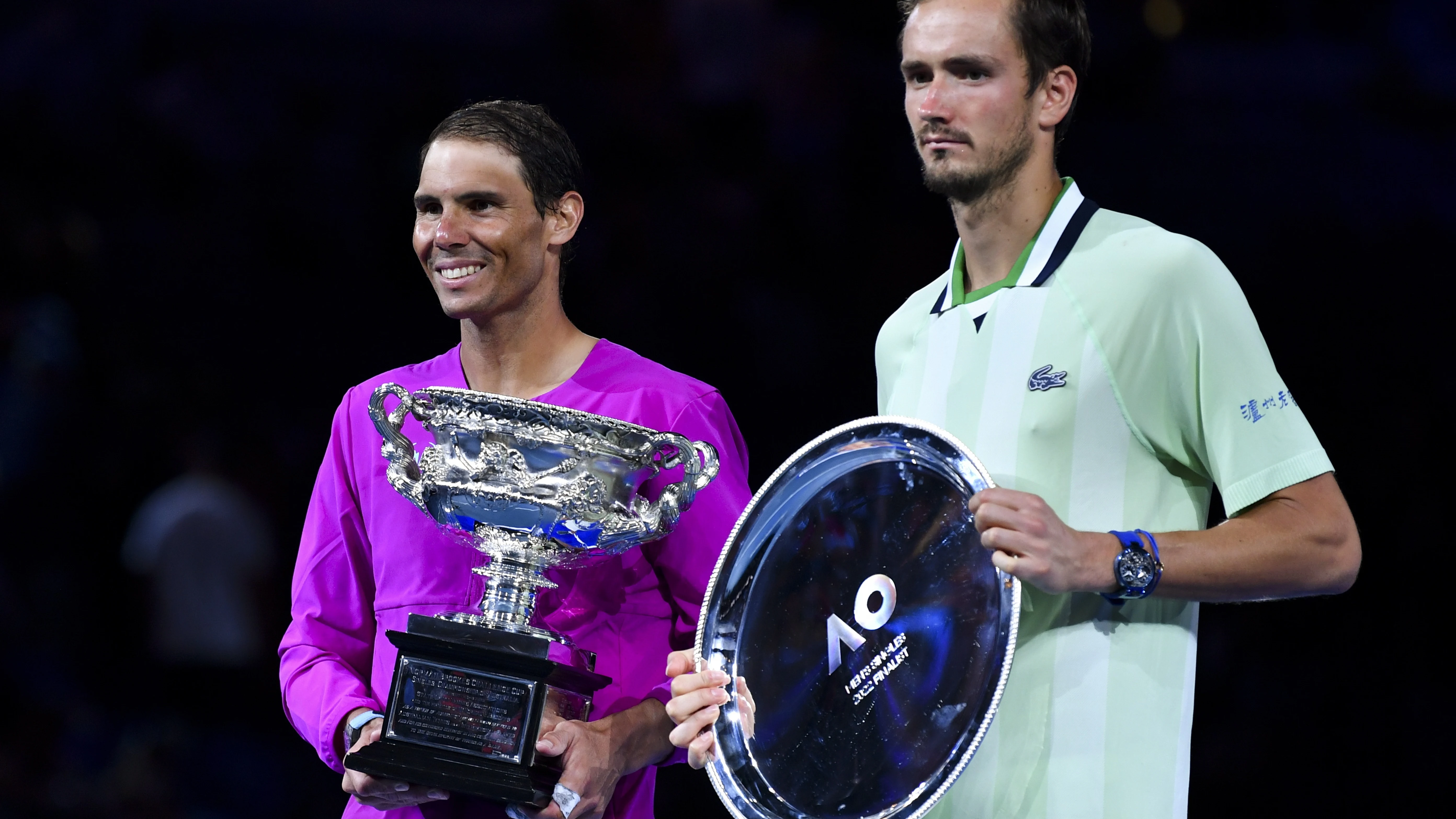 Rafael Nadal, junto al ruso Daniil Medvedev, tras la final del Open de Australia Rafael Nadal, junto al ruso Daniil Medvedev, tras la final del Open de Australia