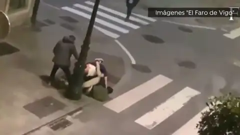 El vídeo de la paliza a dos jóvenes en Vigo con el que se intenta localizar a sus autores El vídeo de la paliza a dos jóvenes en Vigo con el que se intenta localizar a sus autores