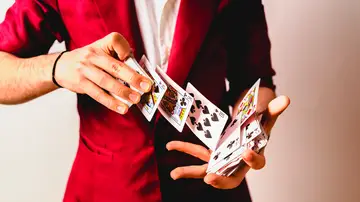 Un mago haciendo trucos con cartas