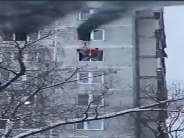 EL angustioso momento en el que una niña sale por la ventana de un noveno piso en llamas