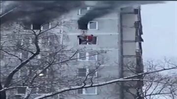 EL angustioso momento en el que una niña sale por la ventana de un noveno piso en llamas