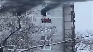 EL angustioso momento en el que una niña sale por la ventana de un noveno piso en llamas