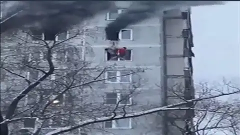 EL angustioso momento en el que una niña sale por la ventana de un noveno piso en llamas EL angustioso momento en el que una niña sale por la ventana de un noveno piso en llamas
