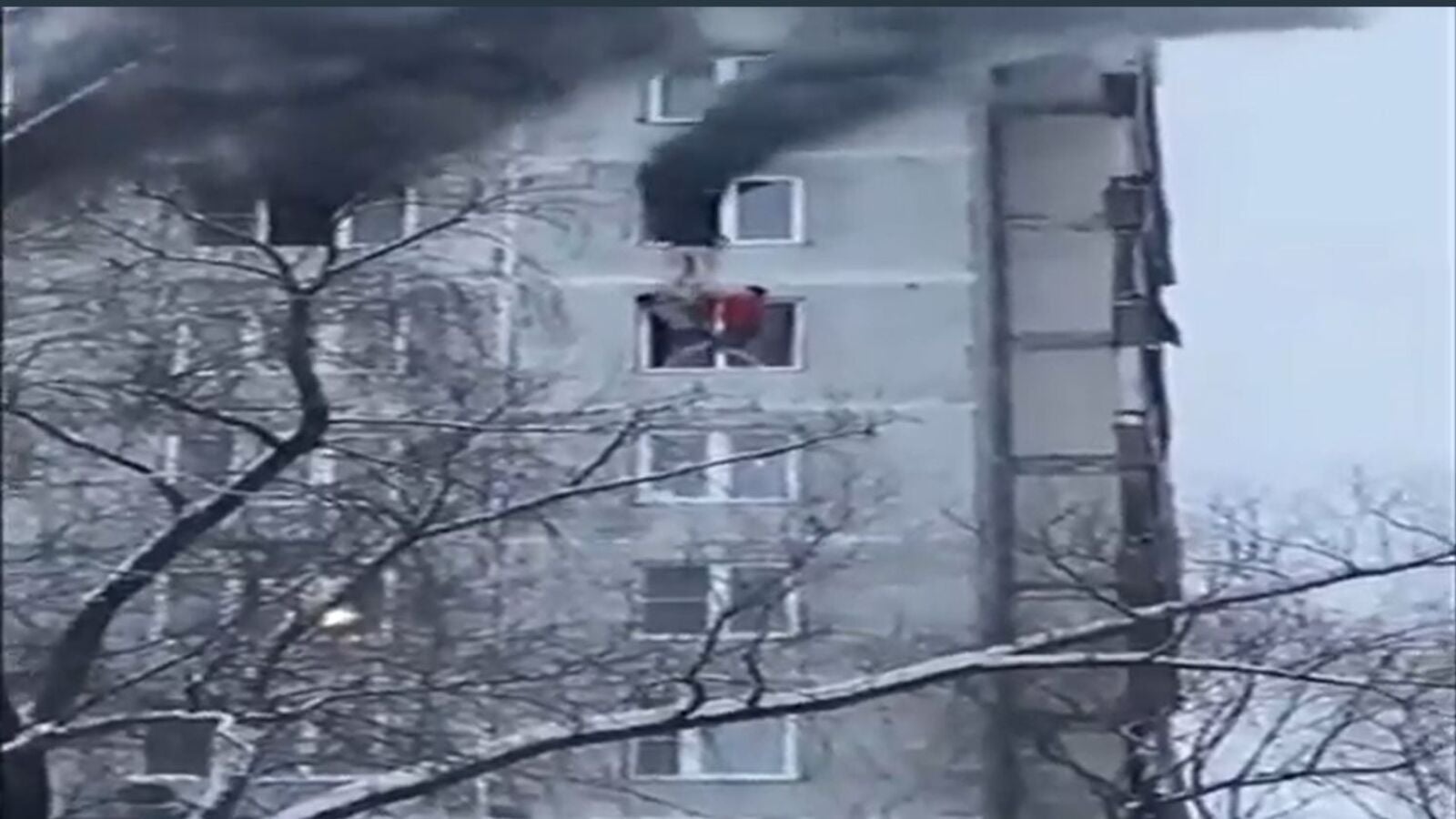 Las imágenes del angustioso rescate de una niña que sale por la ventana de un noveno piso en llamas en Rusia