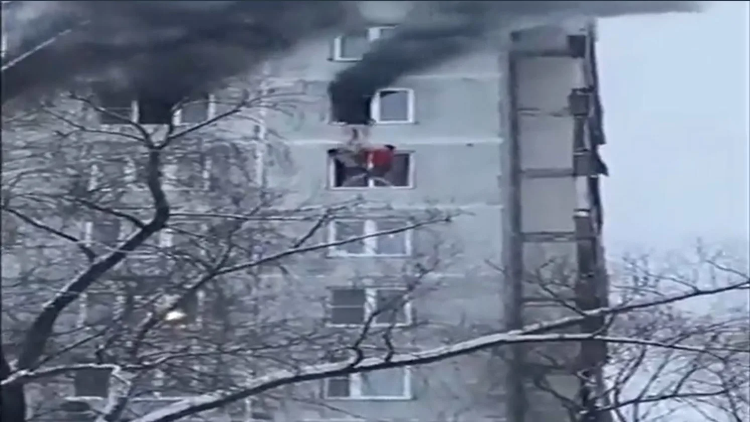 EL angustioso momento en el que una niña sale por la ventana de un noveno piso en llamas EL angustioso momento en el que una niña sale por la ventana de un noveno piso en llamas