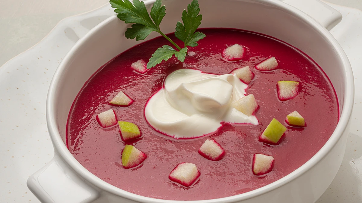 Karlos Argui&ntilde;ano: crema de remolacha con toque crujiente de manzana