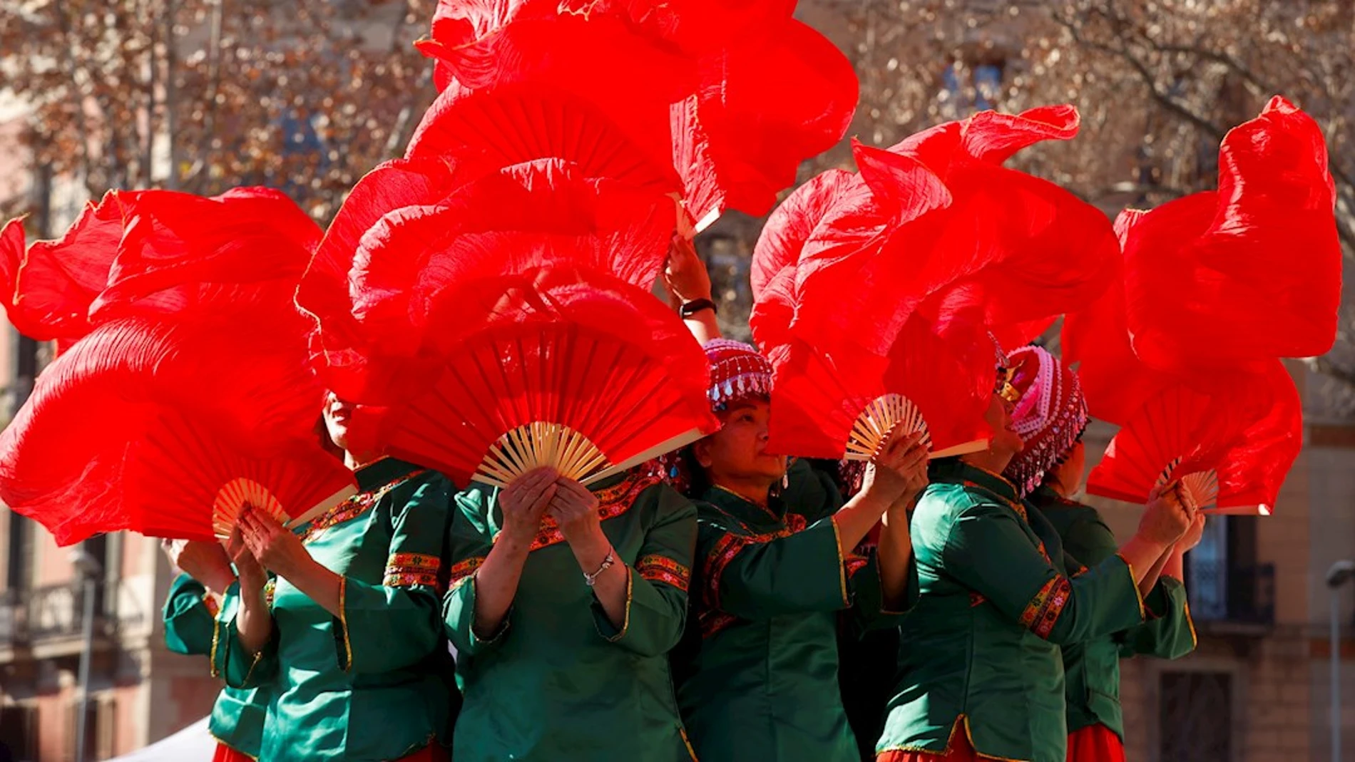Residentes chinas participan en un desfile para celebrar el Año Nuevo Chino, que en 2022 será el del tigre