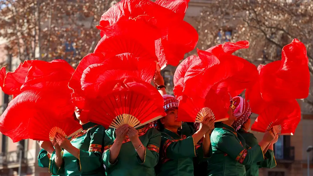 Residentes chinas participan en un desfile para celebrar el A&ntilde;o Nuevo Chino, que en 2022 ser&aacute; el del tigre
