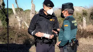 Dos agentes durante la búsqueda de Esther López en Traspinedo