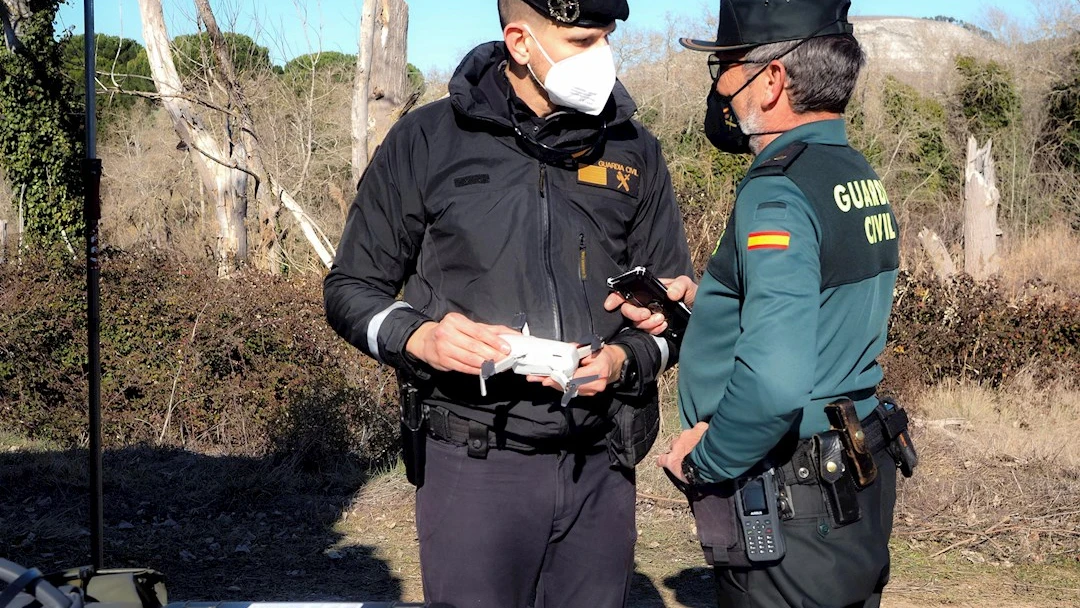 Dos agentes durante la búsqueda de Esther López en Traspinedo Dos agentes durante la búsqueda de Esther López en Traspinedo