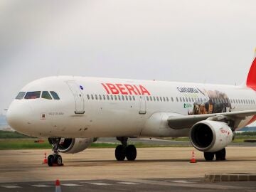 Un avión de Iberia, que saca del ERTE a 1.200 pilotos, teniendo así a la totalidad de su plantilla en activo