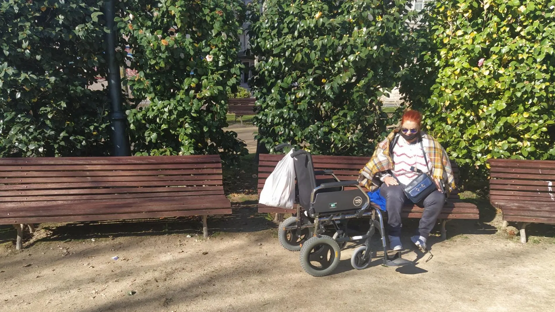 Roban una silla de ruedas a una mujer en un parque de Pontevedra
