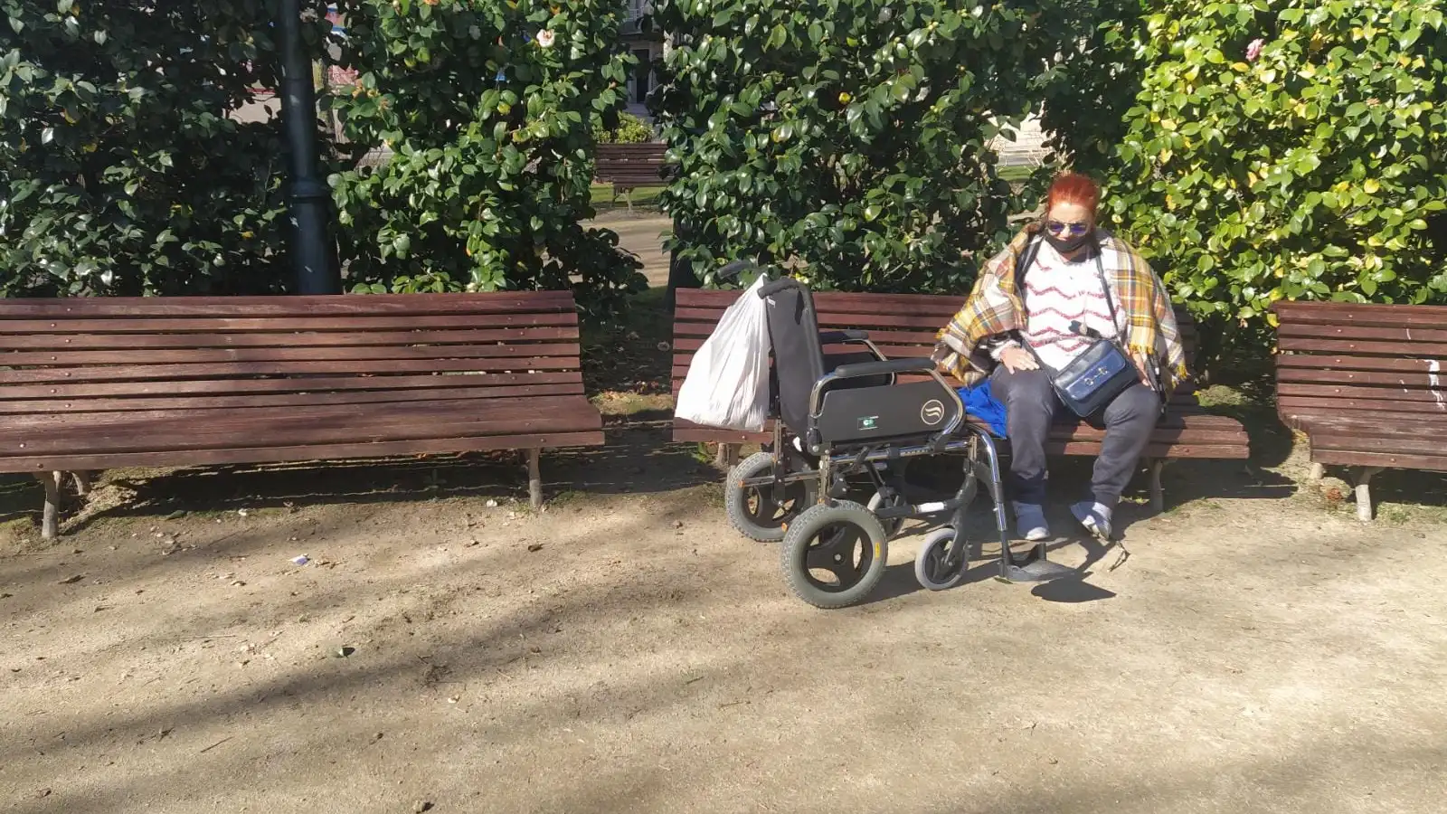 Roban una silla de ruedas a una mujer en un parque de Pontevedra Roban una silla de ruedas a una mujer en un parque de Pontevedra
