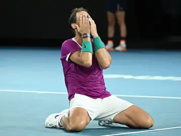 Rafa Nadal, arrodillado tras ganar el Open de Australia