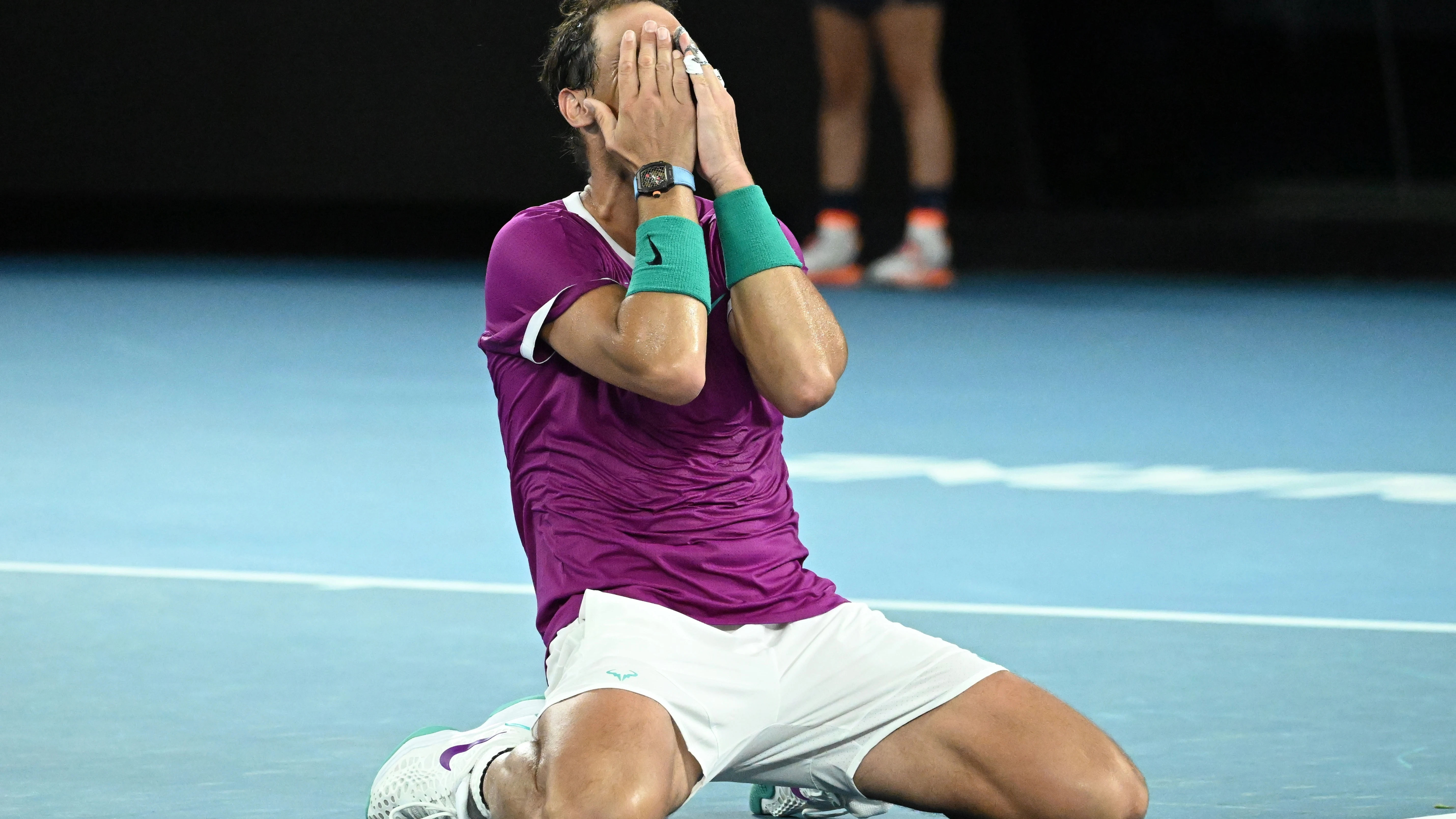 Rafa Nadal, arrodillado tras ganar el Open de Australia Rafa Nadal, arrodillado tras ganar el Open de Australia
