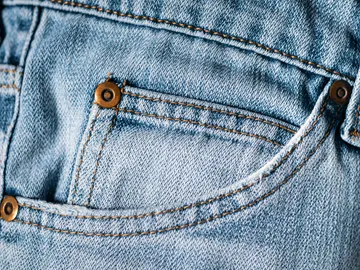 Agujero pequeño de los pantalones tejanos Agujero pequeño de los pantalones tejanos