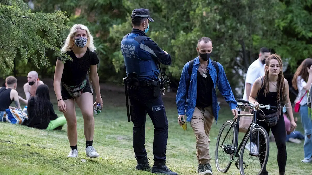 Varias personas pasean por el parque de las Vistillas, en Madrid, protegidos con mascarillas, en una foto de archivo