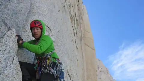 El escalador italiano Corrado 'Korra' Pesce en mitad de una escalada El escalador italiano Corrado 'Korra' Pesce en mitad de una escalada