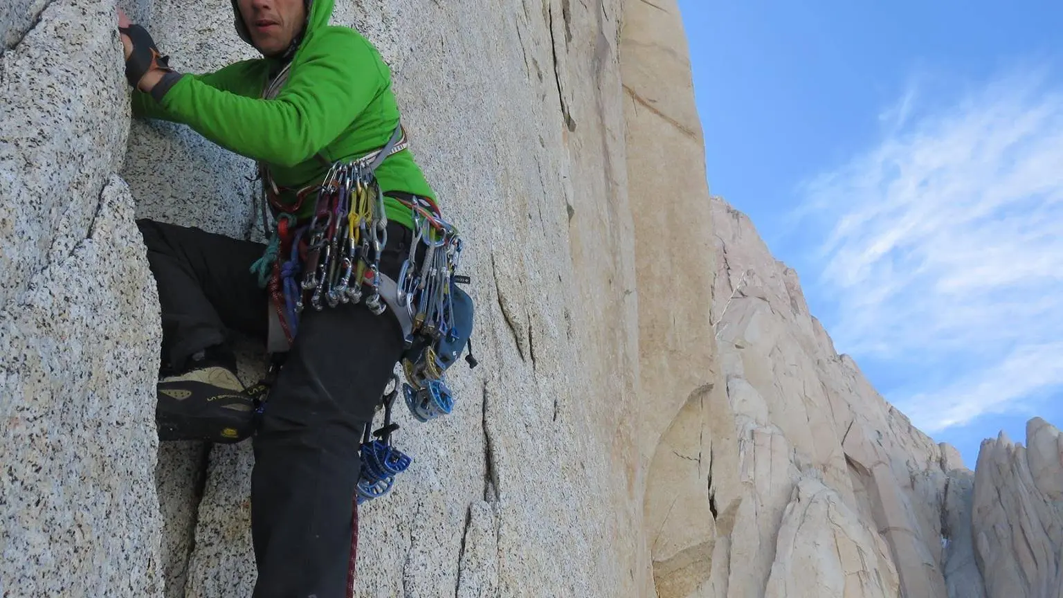El escalador italiano Corrado 'Korra' Pesce en mitad de una escalada El escalador italiano Corrado 'Korra' Pesce en mitad de una escalada