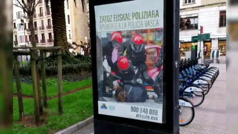 El Ayuntamiento San Sebastián retira varias marquesinas manipuladas que atacaban a la Ertzaintza El Ayuntamiento San Sebastián retira varias marquesinas manipuladas que atacaban a la Ertzaintza