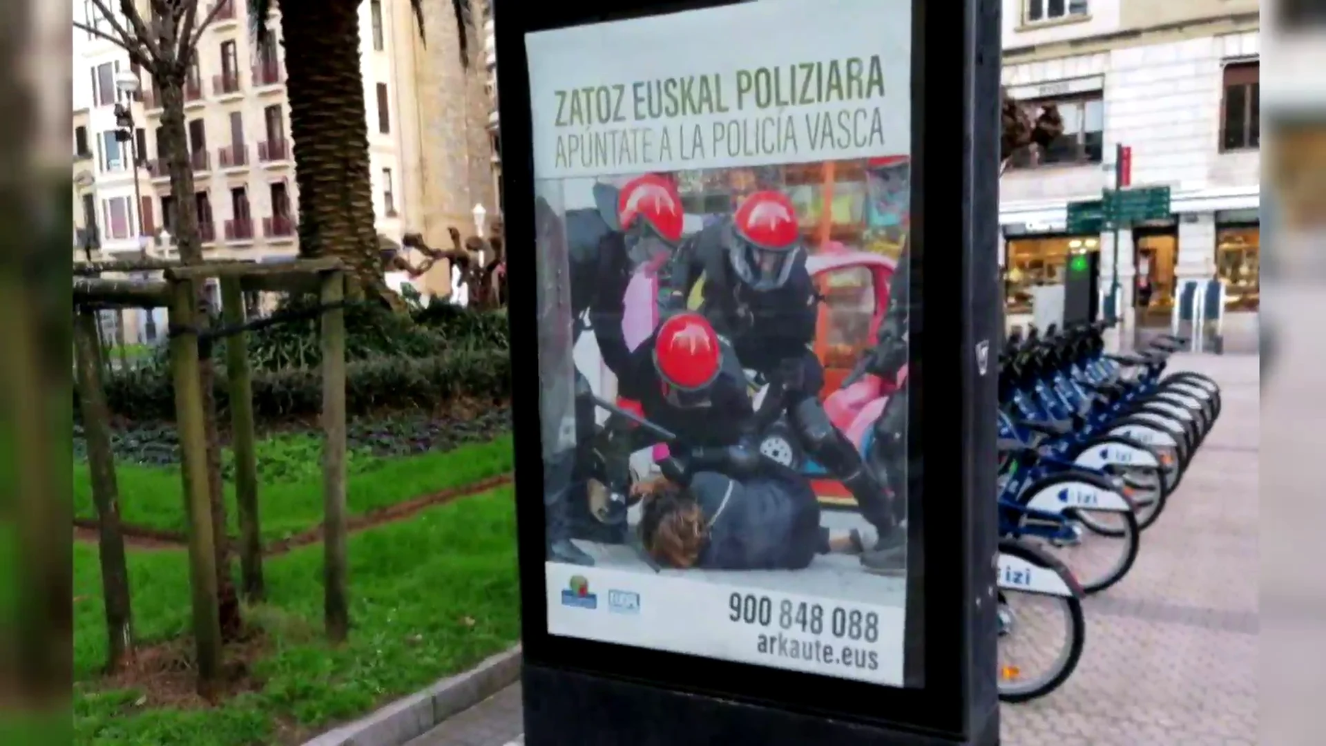 El Ayuntamiento San Sebasti&aacute;n retira varias marquesinas manipuladas que atacaban a la Ertzaintza