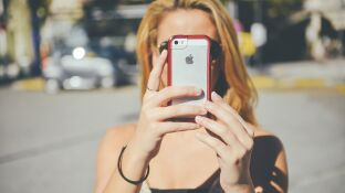 El "bot&oacute;n secreto" est&aacute; en la parte de atr&aacute;s del iPhone.