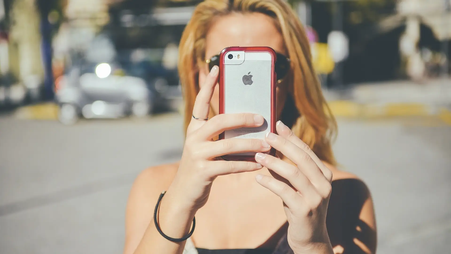 El "botón secreto" está en la parte de atrás del iPhone. El "botón secreto" está en la parte de atrás del iPhone.