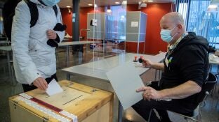 Imagen de una mesa electoral en las elecciones a las Cortes de Castilla y Le&oacute;n