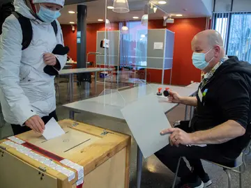 Imagen de una mesa electoral en las elecciones a las Cortes de Castilla y León Imagen de una mesa electoral en las elecciones a las Cortes de Castilla y León