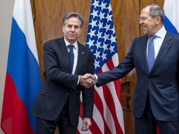 El secretario de Estado de EE.UU., Antony Blinken (i), y su homólogo ruso, Serguéi Lavrov (d), en una fotografía de archivo