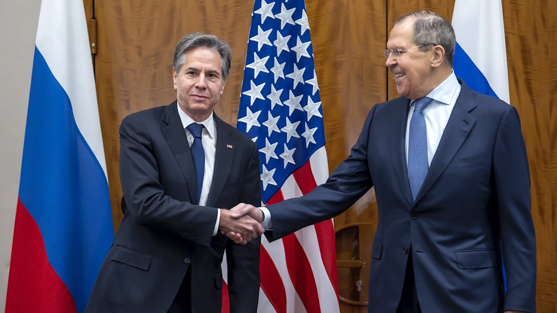 El secretario de Estado de EE.UU., Antony Blinken (i), y su homólogo ruso, Serguéi Lavrov (d), en una fotografía de archivo