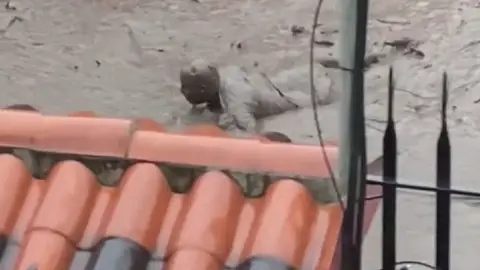 Un hombre trata de escapar del río de barro en Quito Un hombre trata de escapar del río de barro en Quito
