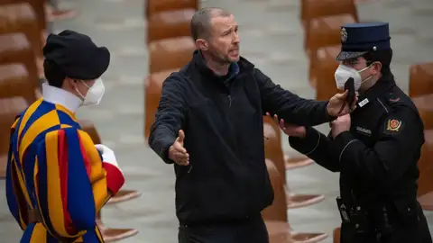 El hombre que ha interrumpido la audiencia general del Papa Francisco El hombre que ha interrumpido la audiencia general del Papa Francisco