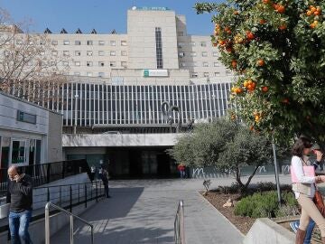 Un paciente apuñala a 3 trabajadores del hospital de Valme de Sevilla