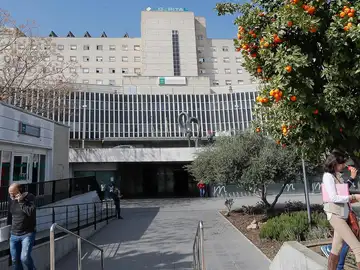 Un paciente apuñala a 3 trabajadores del hospital de Valme de Sevilla