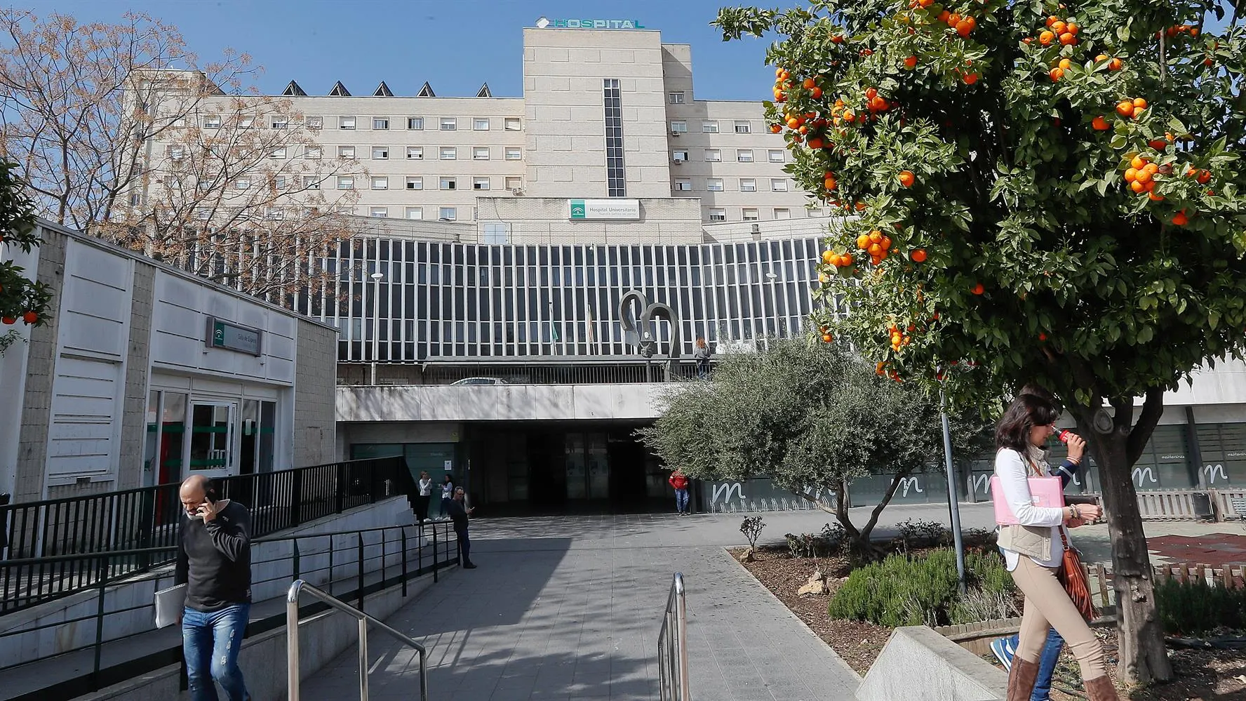Un paciente apuñala a 3 trabajadores del hospital de Valme de Sevilla Un paciente apuñala a 3 trabajadores del hospital de Valme de Sevilla
