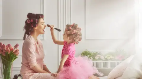 Madre e hija jugando con el maquillaje Madre e hija jugando con el maquillaje