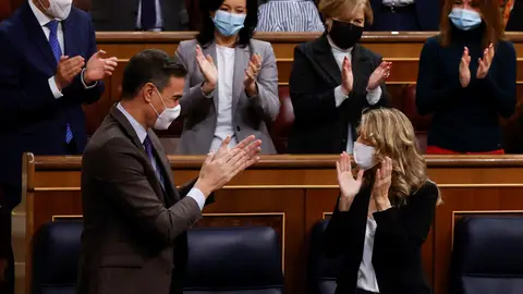 El presidente del Gobierno, Pedro Sánchez (i), felicita a la ministra de Trabajo, Yolanda Díaz (d), tras su intervención en el pleno del Congreso de los Diputados que debate y vota este jueves la convalidación de la reforma laboral pactada entre Gobierno y agentes sociales y aprobada por decreto ley El presidente del Gobierno, Pedro Sánchez (i), felicita a la ministra de Trabajo, Yolanda Díaz (d), tras su intervención en el pleno del Congreso de los Diputados que debate y vota este jueves la convalidación de la reforma laboral pactada entre Gobierno y agentes sociales y aprobada por decreto ley