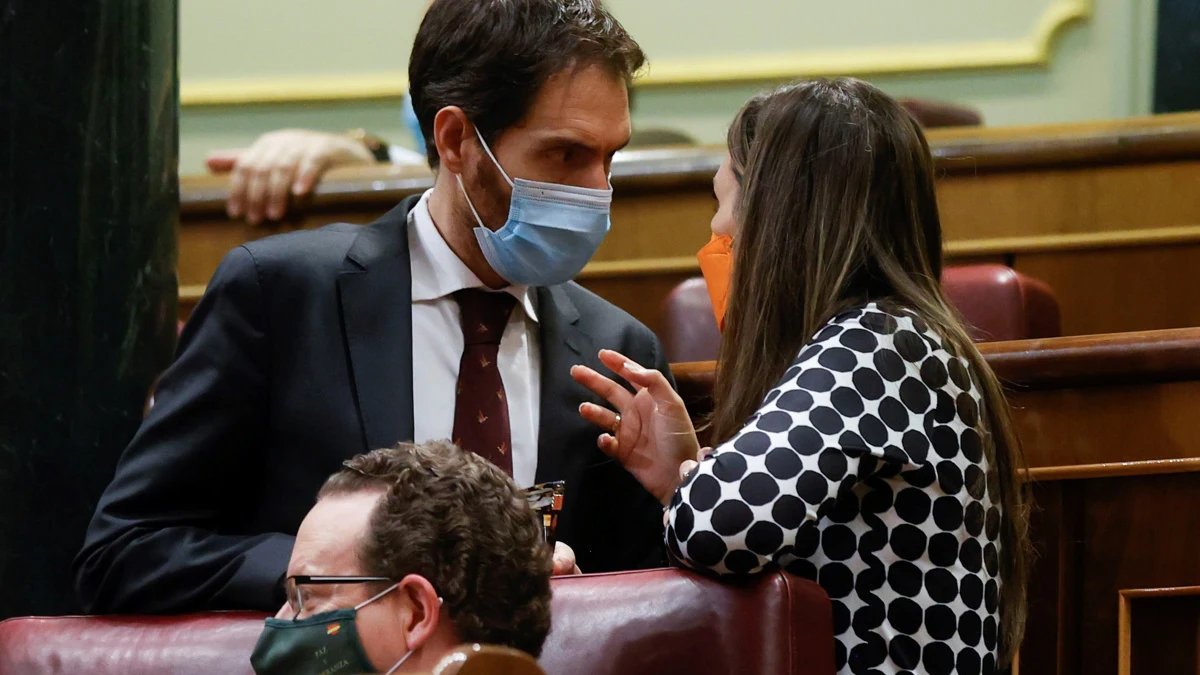 El diputado de Uni&oacute;n del Pueblo Navarro Sergio Sayas (i) asiste al pleno del Congreso de los Diputados que debate y vota este jueves la convalidaci&oacute;n de la reforma laboral pactada entre Gobierno y agentes sociales y aprobada por decreto ley