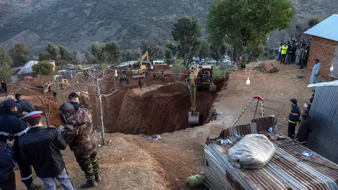 Los marroquíes siguen en vilo los trabajos de rescate de Rayan, el niño de 5 años que lleva más de dos días en el fondo de un estrecho pozo al que se intenta acceder con varias excavadoras, que trabajan día y noche y están ya a pocos metros de llegar a los 32 metros de profundidad donde se encuentra el menor Los marroquíes siguen en vilo los trabajos de rescate de Rayan, el niño de 5 años que lleva más de dos días en el fondo de un estrecho pozo al que se intenta acceder con varias excavadoras, que trabajan día y noche y están ya a pocos metros de llegar a los 32 metros de profundidad donde se encuentra el menor