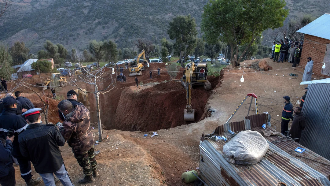 Los marroquíes siguen en vilo los trabajos de rescate de Rayan, el niño de 5 años que lleva más de dos días en el fondo de un estrecho pozo al que se intenta acceder con varias excavadoras, que trabajan día y noche y están ya a pocos metros de llegar a los 32 metros de profundidad donde se encuentra el menor Los marroquíes siguen en vilo los trabajos de rescate de Rayan, el niño de 5 años que lleva más de dos días en el fondo de un estrecho pozo al que se intenta acceder con varias excavadoras, que trabajan día y noche y están ya a pocos metros de llegar a los 32 metros de profundidad donde se encuentra el menor